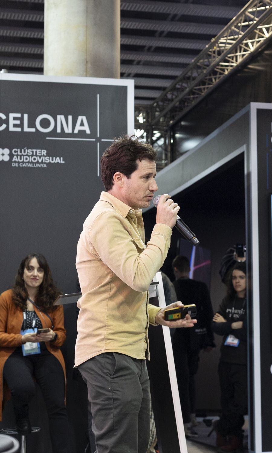 Yago de la Sotilla hablando en un escenario