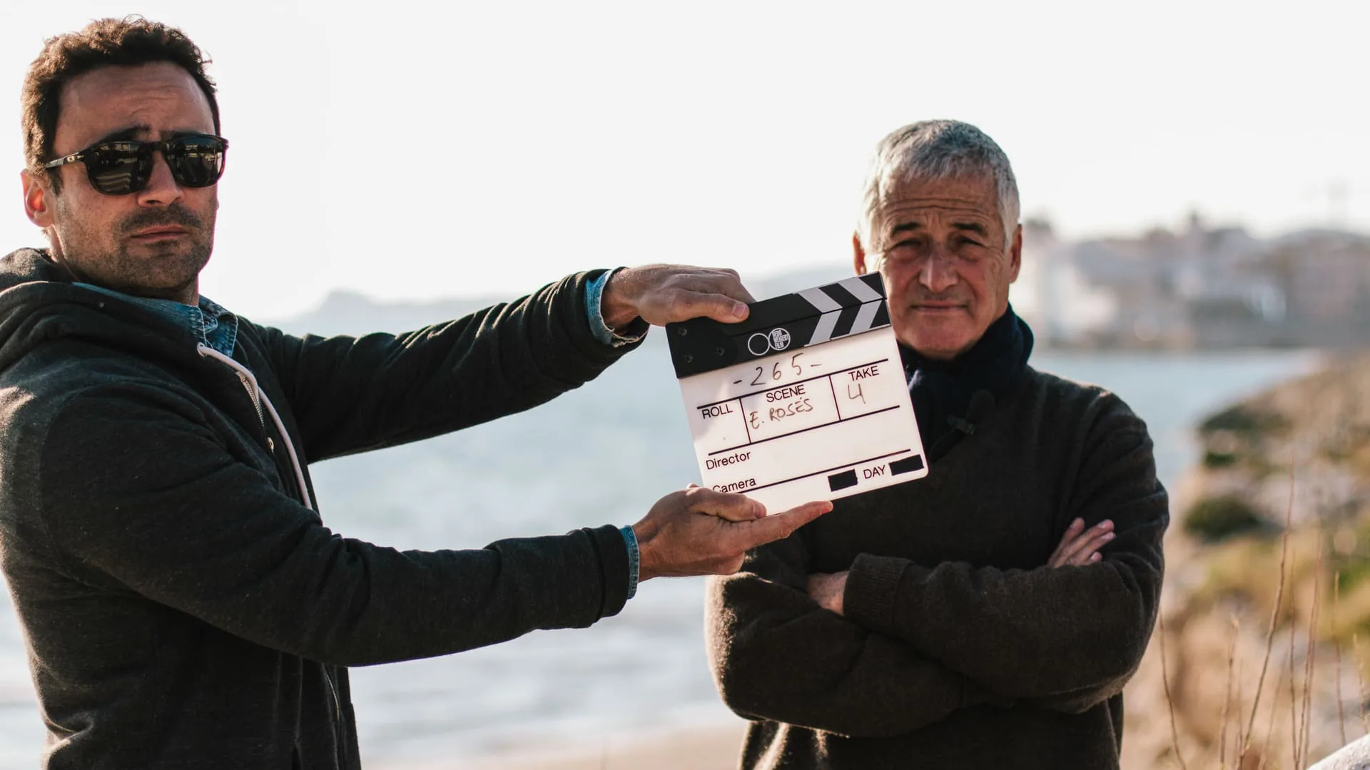 Rodaje de 265 días sin olas: un técnico sostiene la claqueta junto a un entrevistado frente al mar
