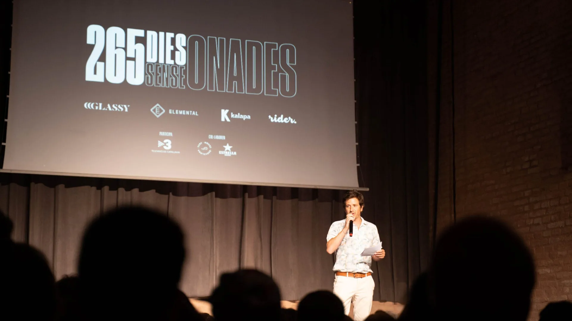 Estreno del documental 265 dies sense onades, con el título y los logos de los socios en pantalla