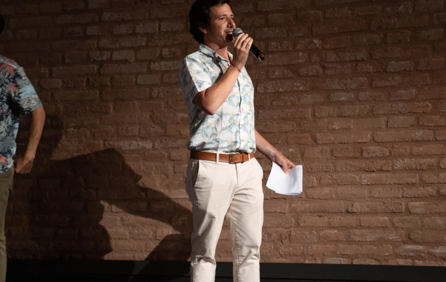 Un presentador habla en el escenario durante el estreno de 265 dies sense onades