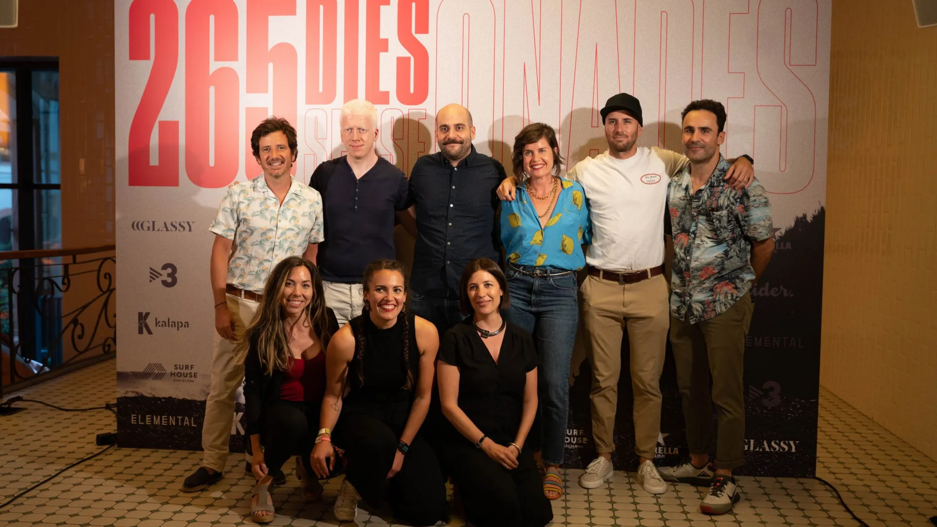 Foto de equipo en el estreno de 265 dies sense onades, documental de surf en el Mediterráneo