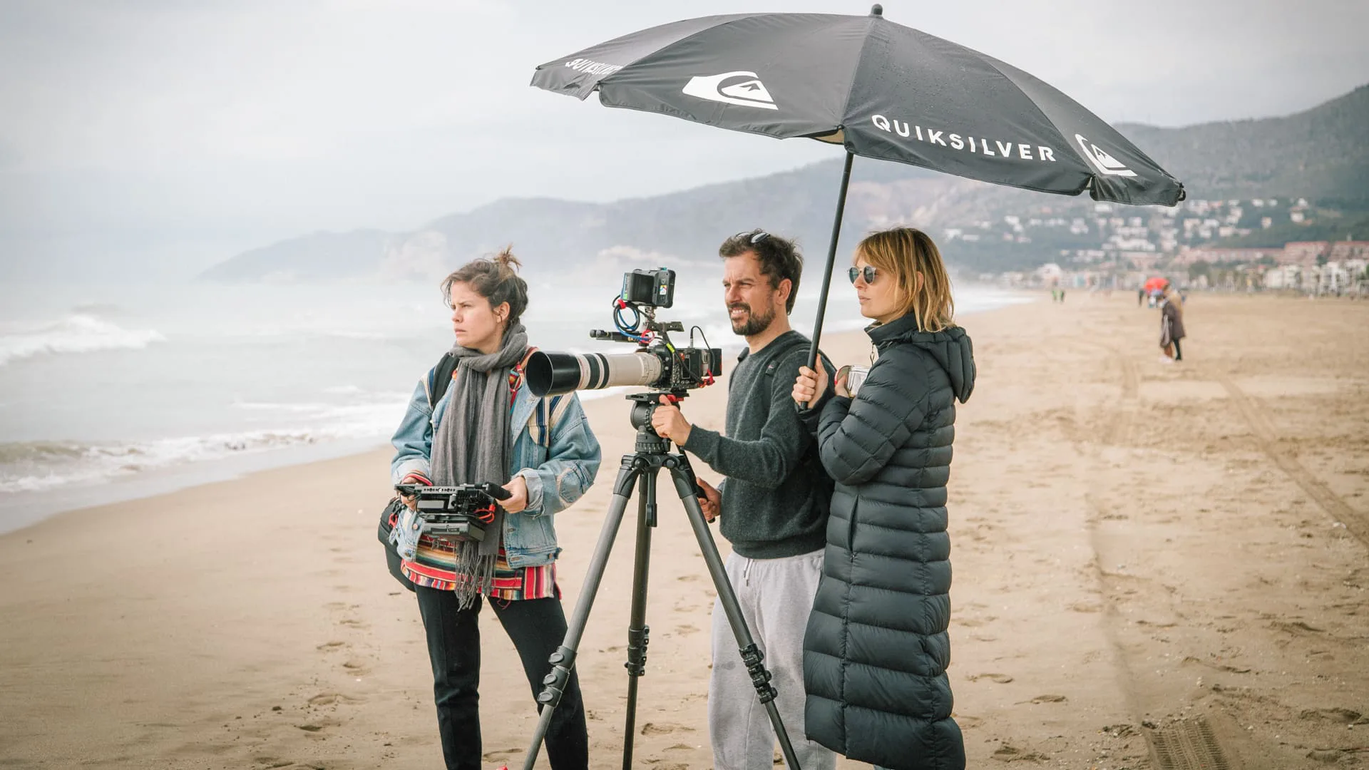 Rodaje de 265 días sin olas: el equipo filma en la playa bajo una sombrilla de Quiksilver
