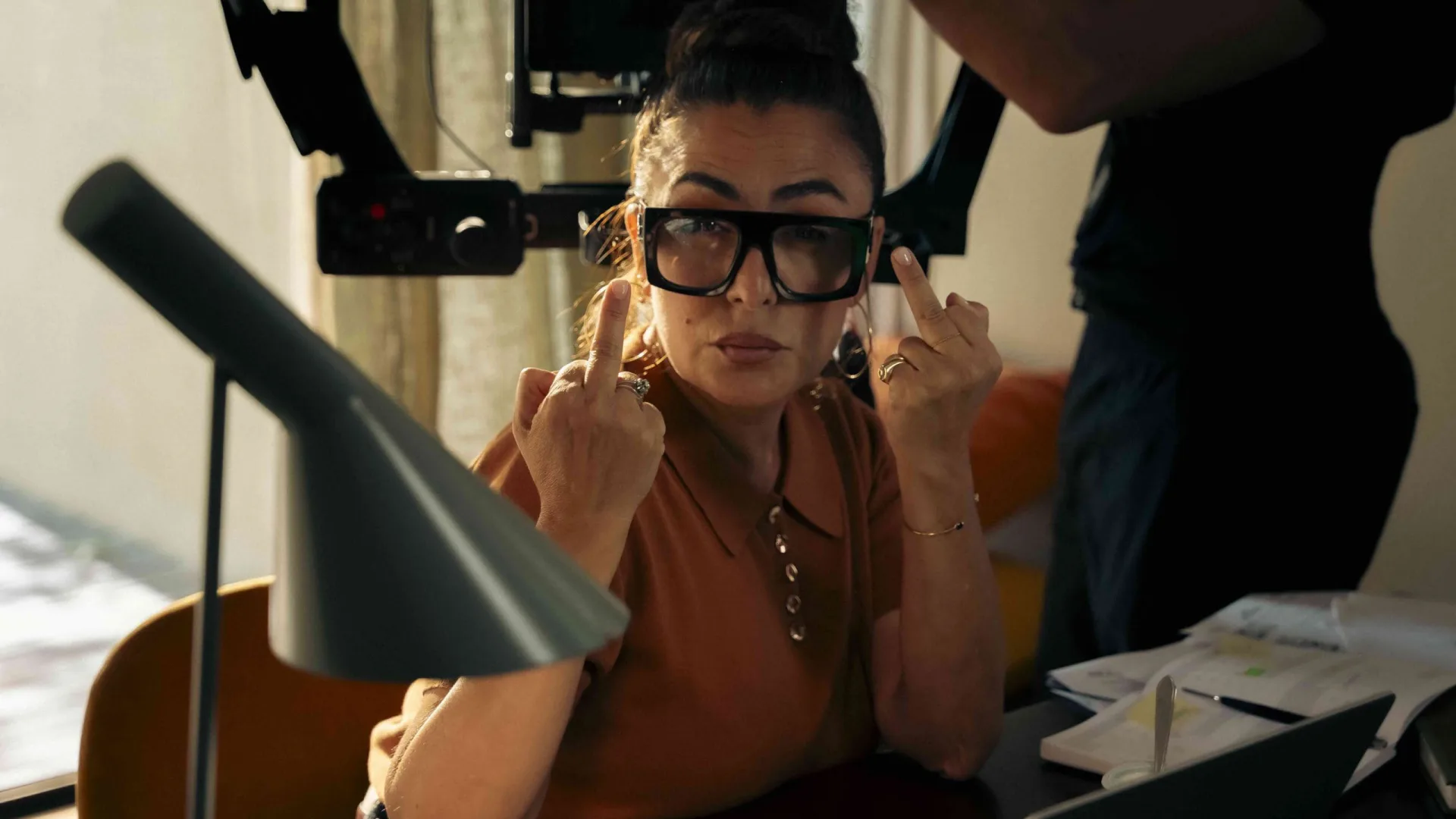 Rodaje de Activia: la protagonista bromea ante la cámara entre tomas, con un Ronin detrás