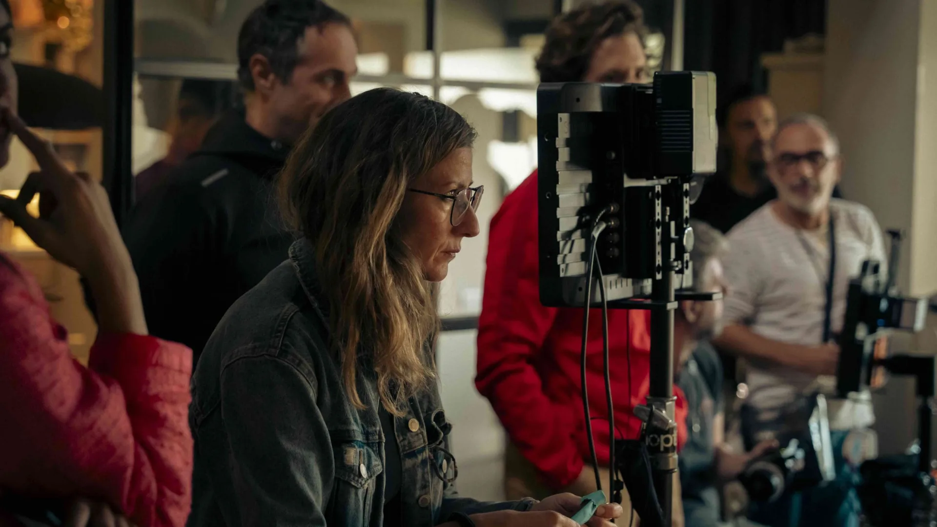 Rodaje de Activia: el equipo, reunido ante los monitores, sigue una toma