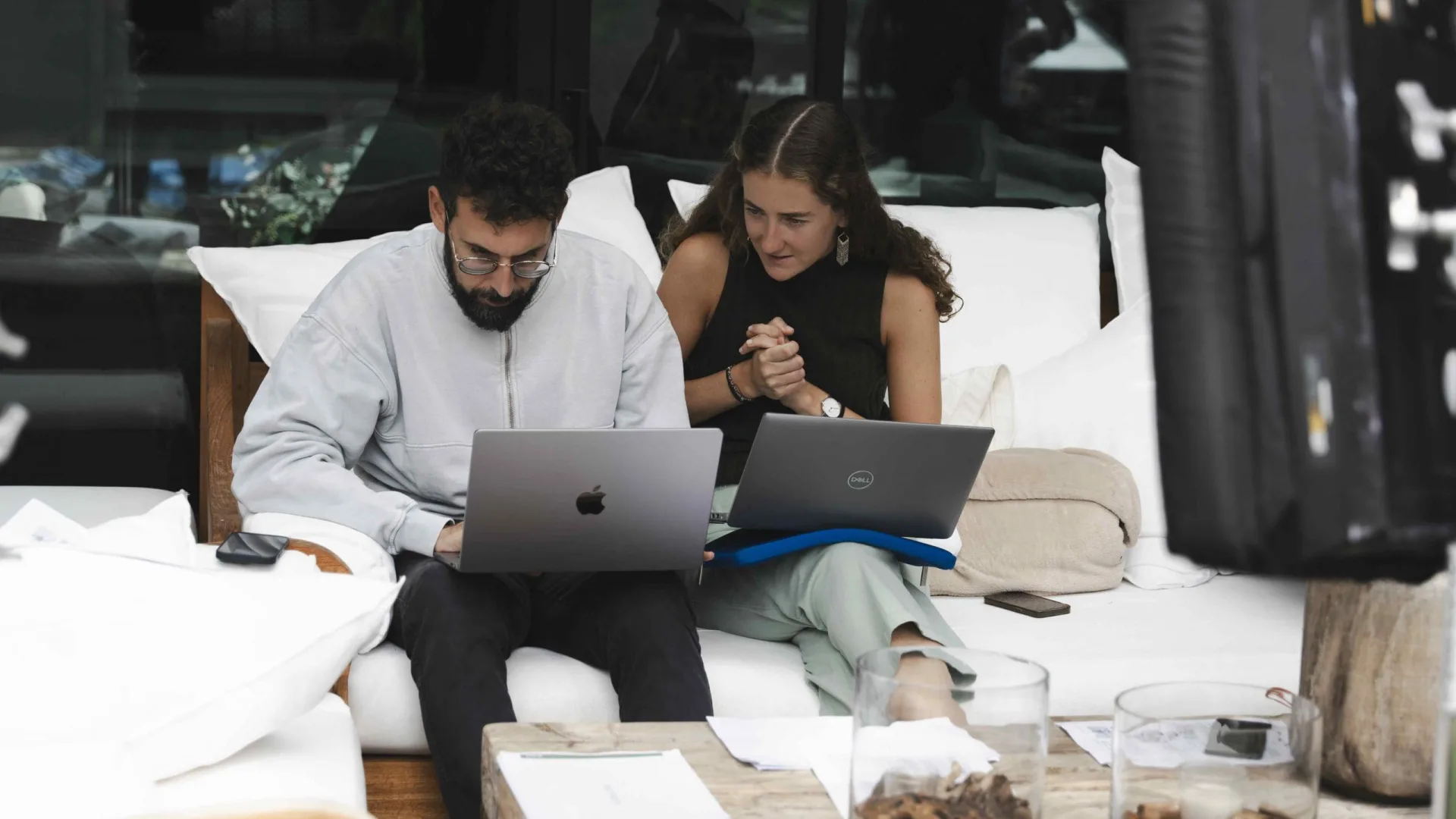 Rodaje de Activia: dos miembros del equipo trabajan con portátiles en el sofá de una terraza