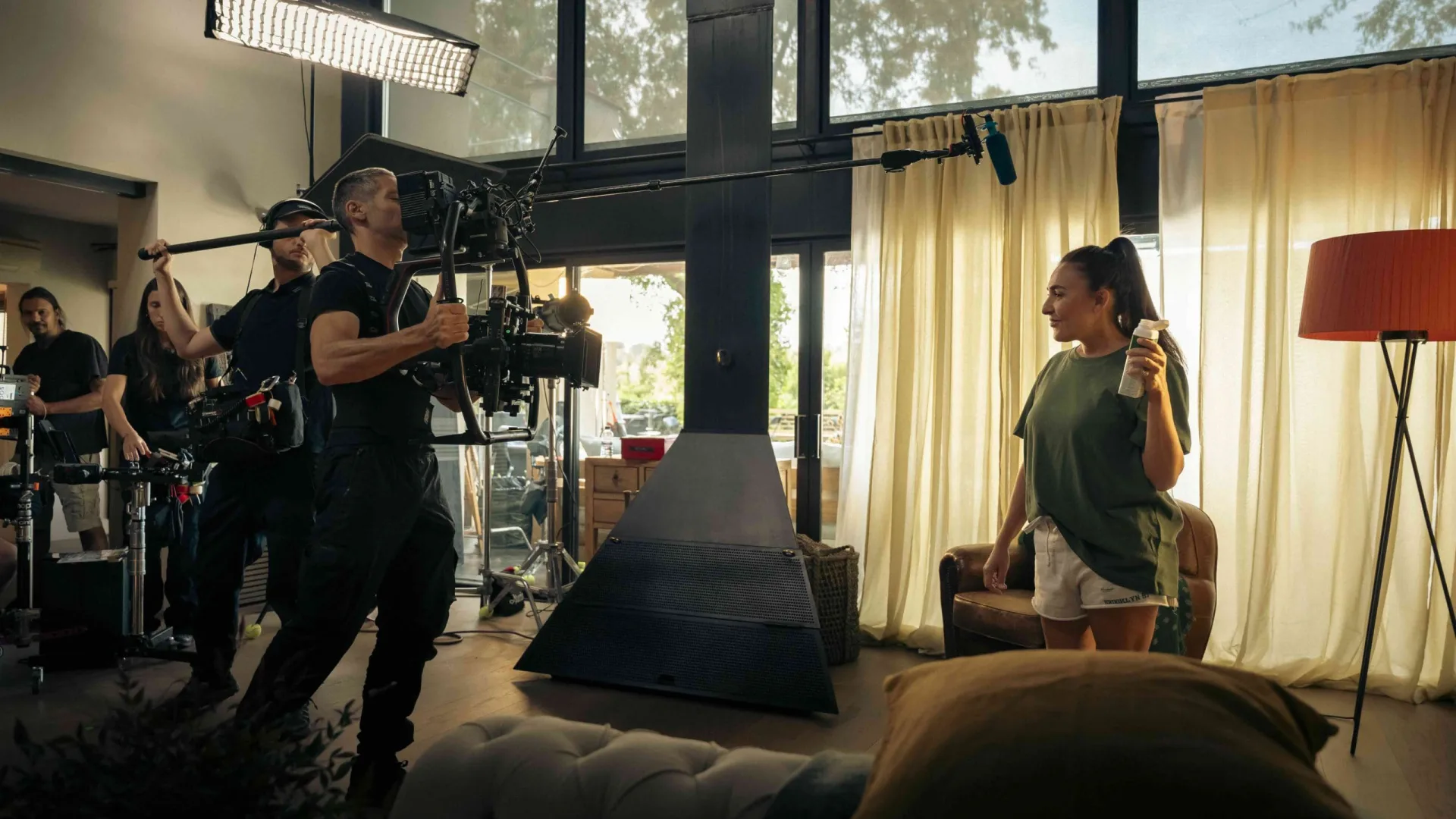 Rodaje de Activia: un operador con gimbal filma a la protagonista en un salón luminoso