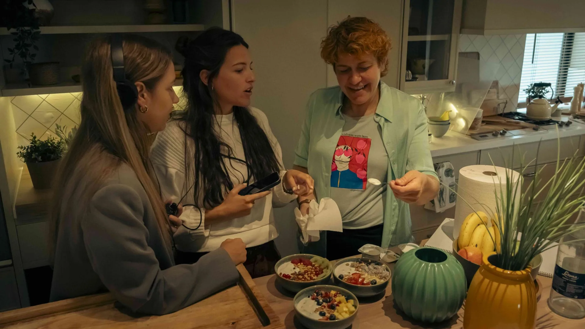 Rodaje de Activia: el equipo prueba los cuencos de yogur en la cocina entre tomas