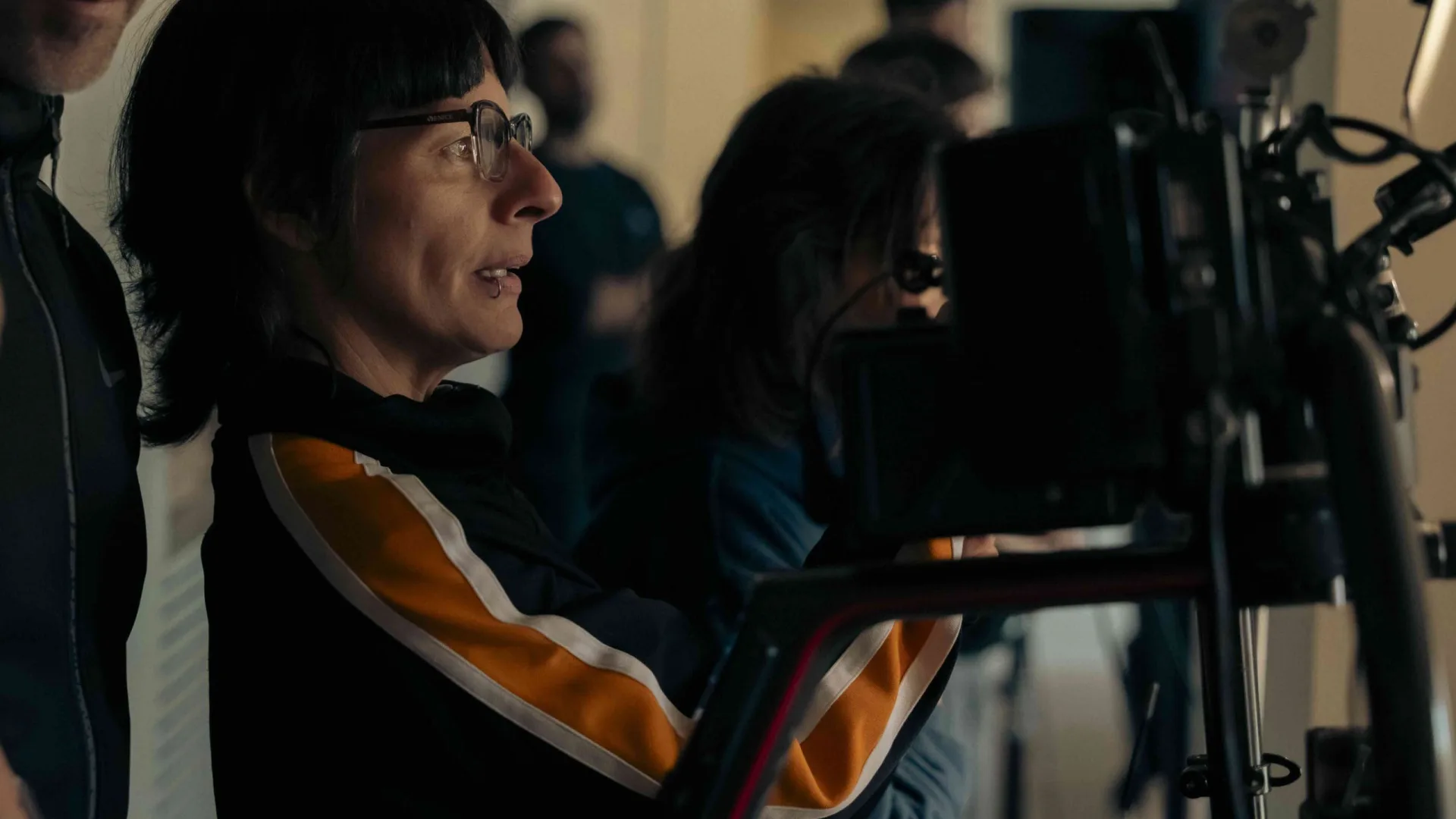 Rodaje de Activia: una integrante del equipo con gafas sigue la toma en el monitor de cámara