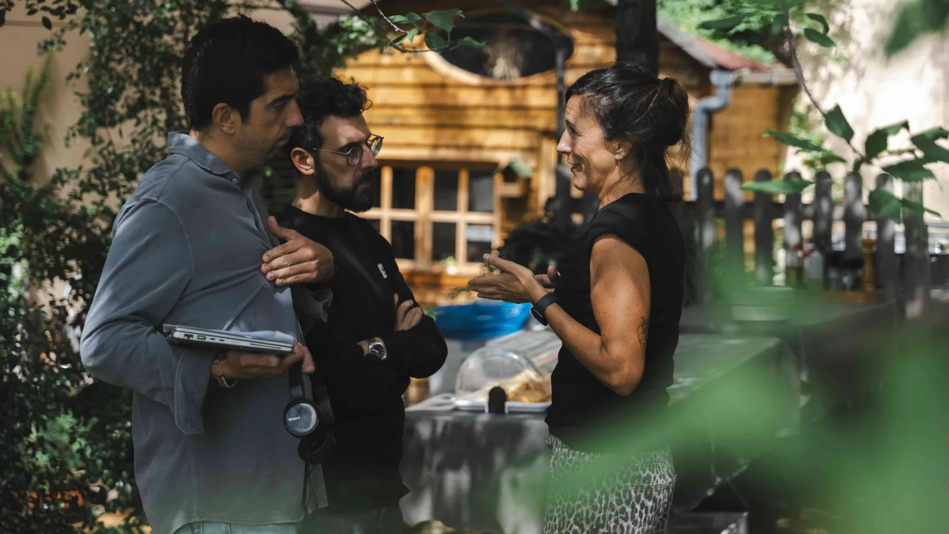 Rodaje de Activia: tres miembros del equipo preparan el siguiente plano en un jardín frondoso