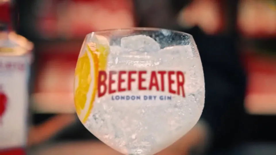 Fotograma de un trabajo de Adrian Egea: un gin-tonic de Beefeater con una rodaja de naranja en copa de balón