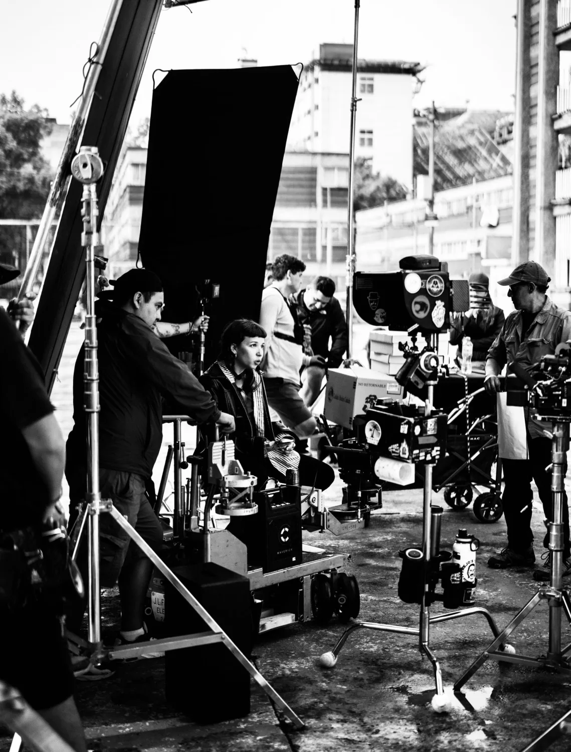 Agos Bruera dirige un rodaje en exteriores rodeada del equipo, en blanco y negro
