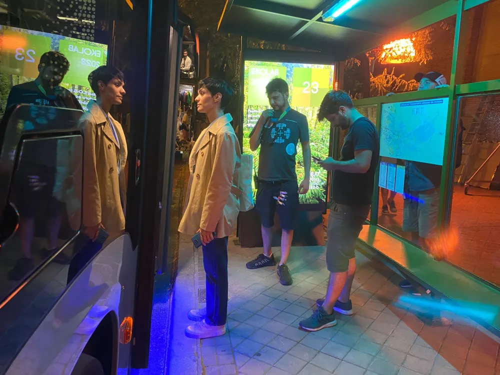 Alsa, making of: reparto y equipo de noche en una parada iluminada junto al autobús