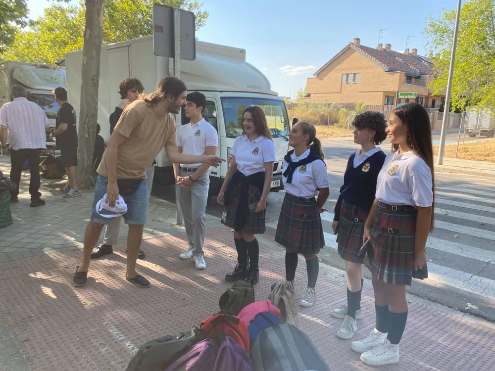 Alsa, making of: indicaciones a jóvenes actores con uniforme escolar en la acera