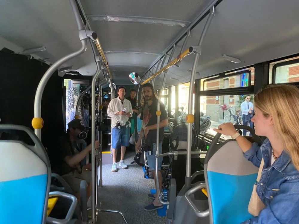 Alsa, making of: equipo y cámara dentro de un autobús urbano durante la grabación