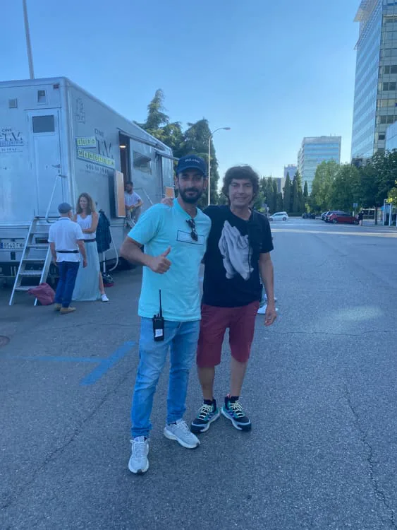 Alsa, making of: dos miembros del equipo posan junto a una caravana de producción