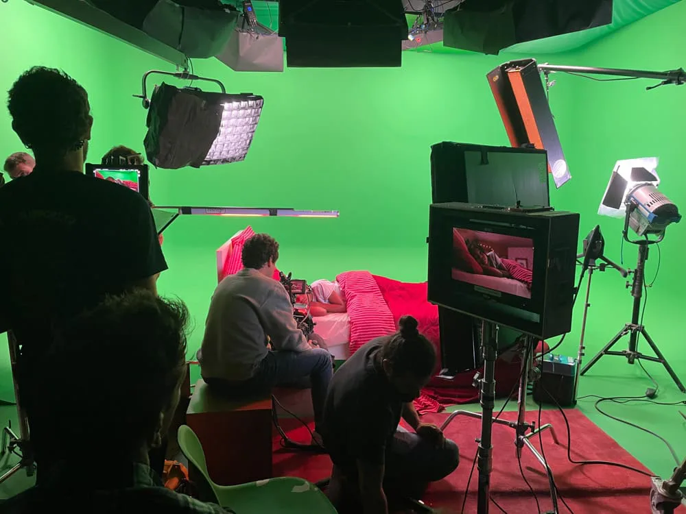 Rodaje de ColaCao en producción virtual: el equipo filma a una niña en la cama sobre un plató de croma