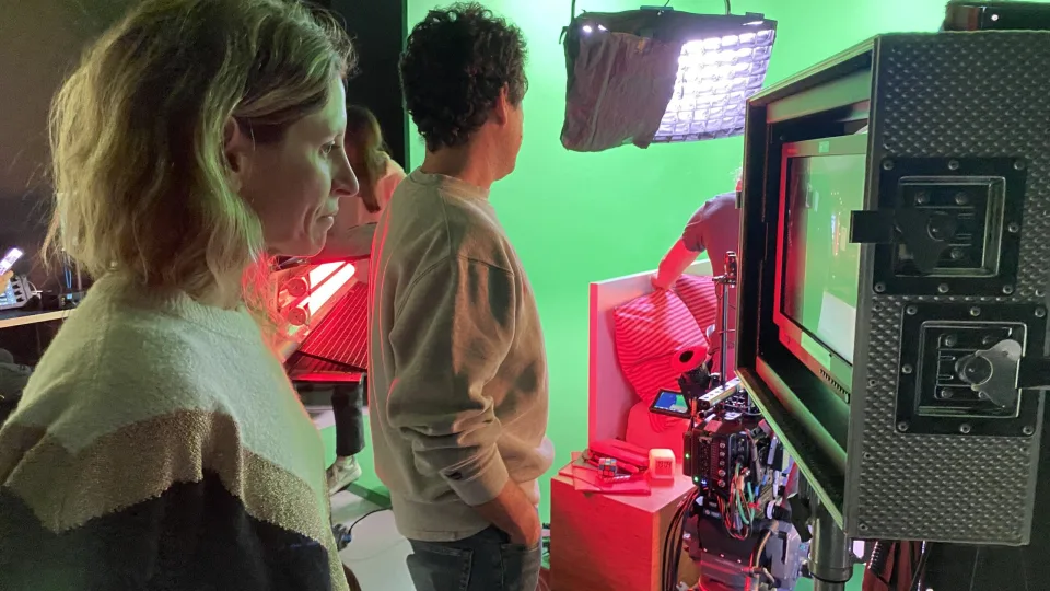 Producción virtual de ColaCao: el equipo mira el monitor mientras el fondo 3D se integra en directo