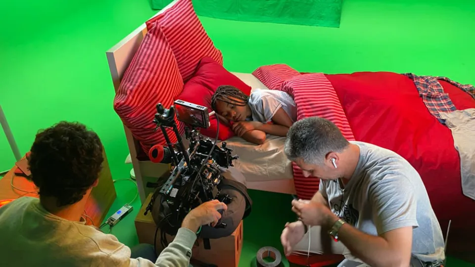 Producción virtual de ColaCao: el equipo de cámara prepara un plano de una niña dormida sobre croma