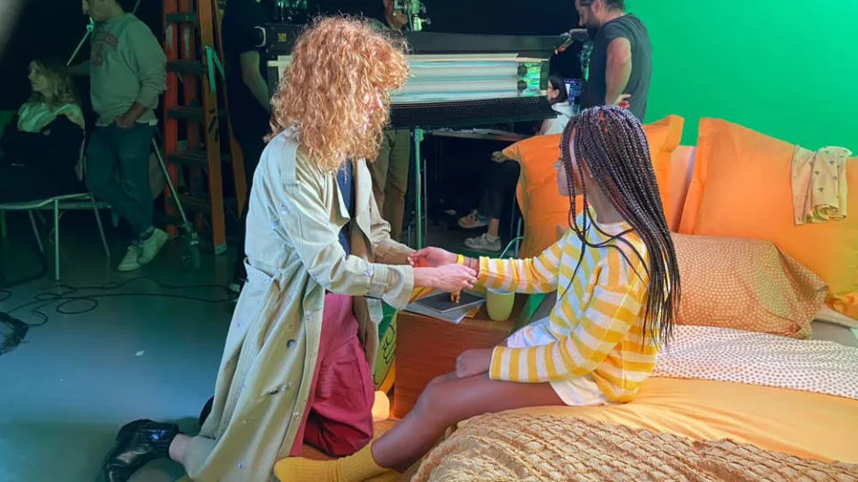 Producción virtual de ColaCao: una integrante del equipo habla con la pequeña actriz sobre la cama del set