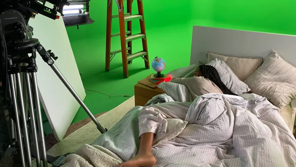 Producción virtual de ColaCao: dormitorio sobre croma con una niña dormida y la cámara preparada