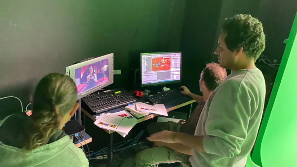 Producción virtual de ColaCao: el equipo en la mesa de control revisa la composición 3D en tiempo real