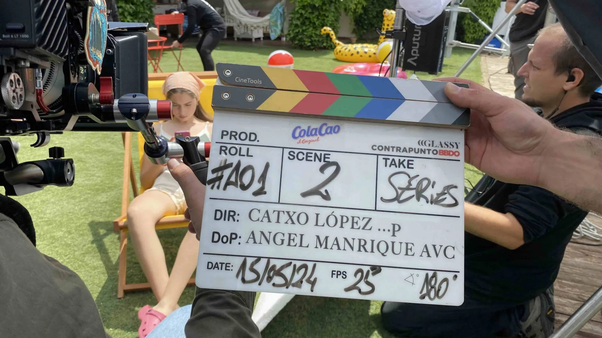 Rodaje de ColaCao Minions: claqueta de Catxo López antes de una toma en el jardín