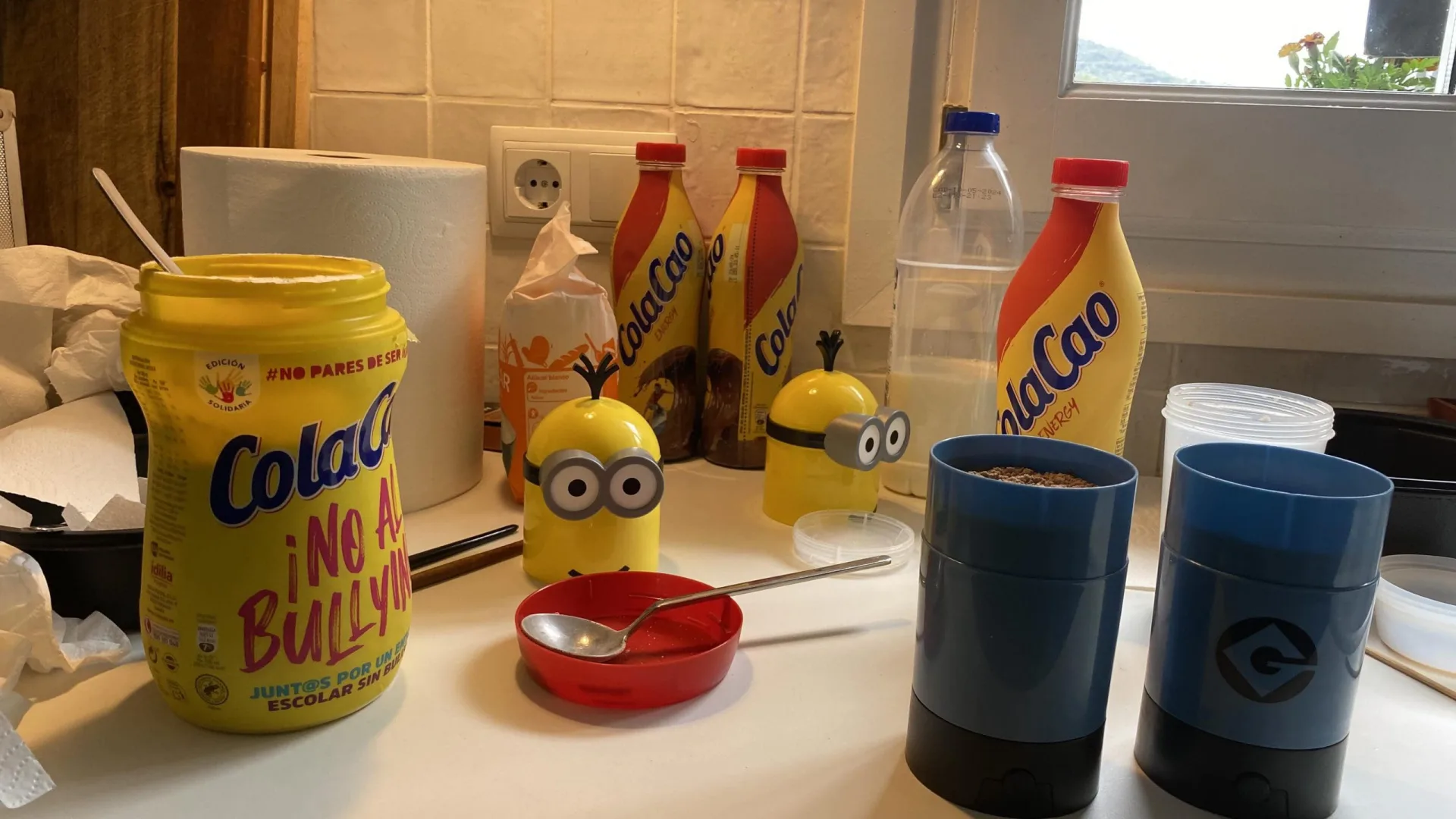 ColaCao Minions: productos ColaCao y tazas de Minion en la encimera de la cocina del rodaje