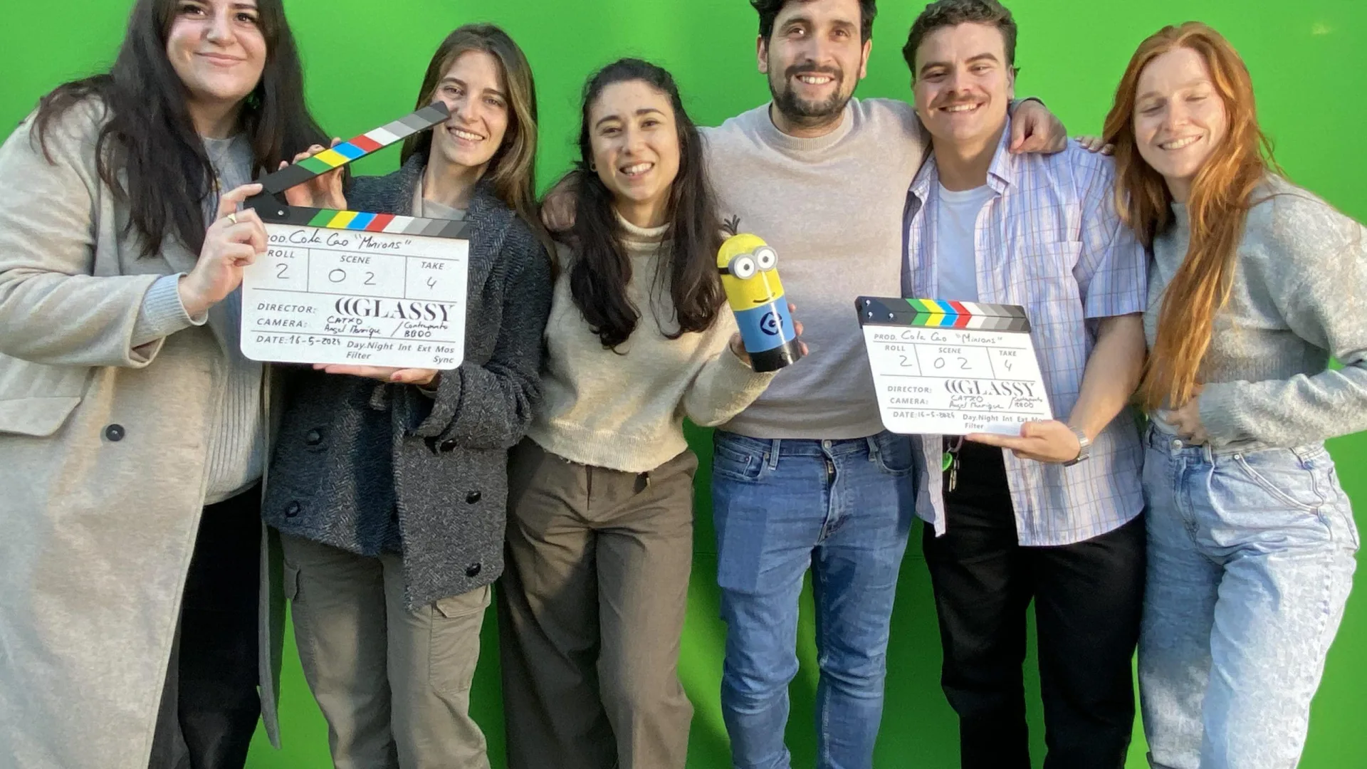 ColaCao Minions: foto de equipo con claquetas y una taza de Minion ante el croma