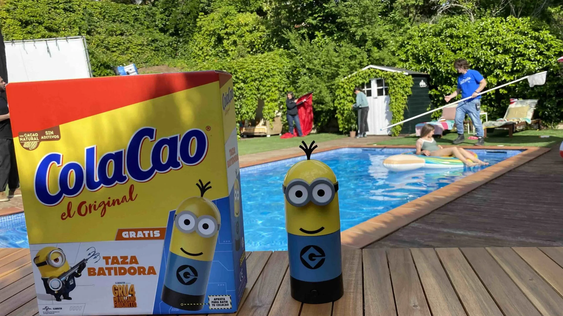 ColaCao Minions: caja de ColaCao y taza batidora de Minion junto a la piscina del rodaje