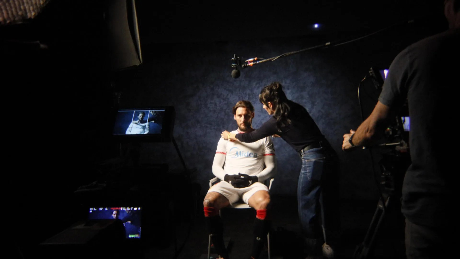 Congelados x Sevilla FC shoot: crew member adjusting a Sevilla FC player's kit before the interview