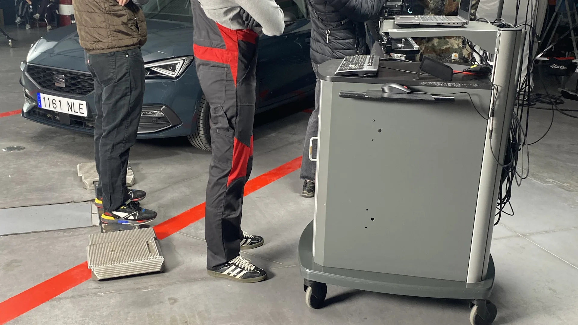 Seat Connect, behind the scenes: camera team preparing a shot in the workshop set