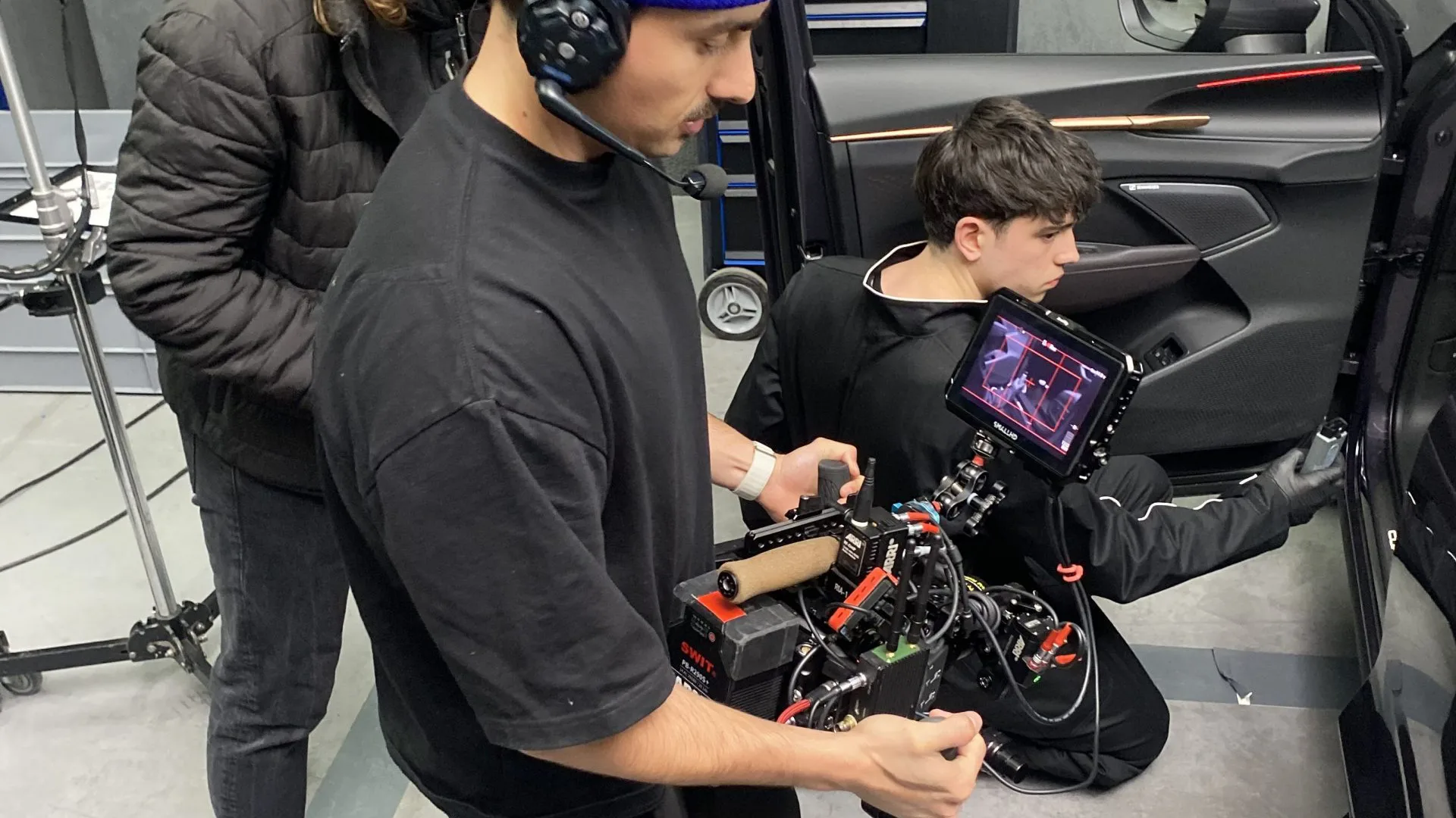 Cupra Connect, behind the scenes: filming next to the car in the workshop