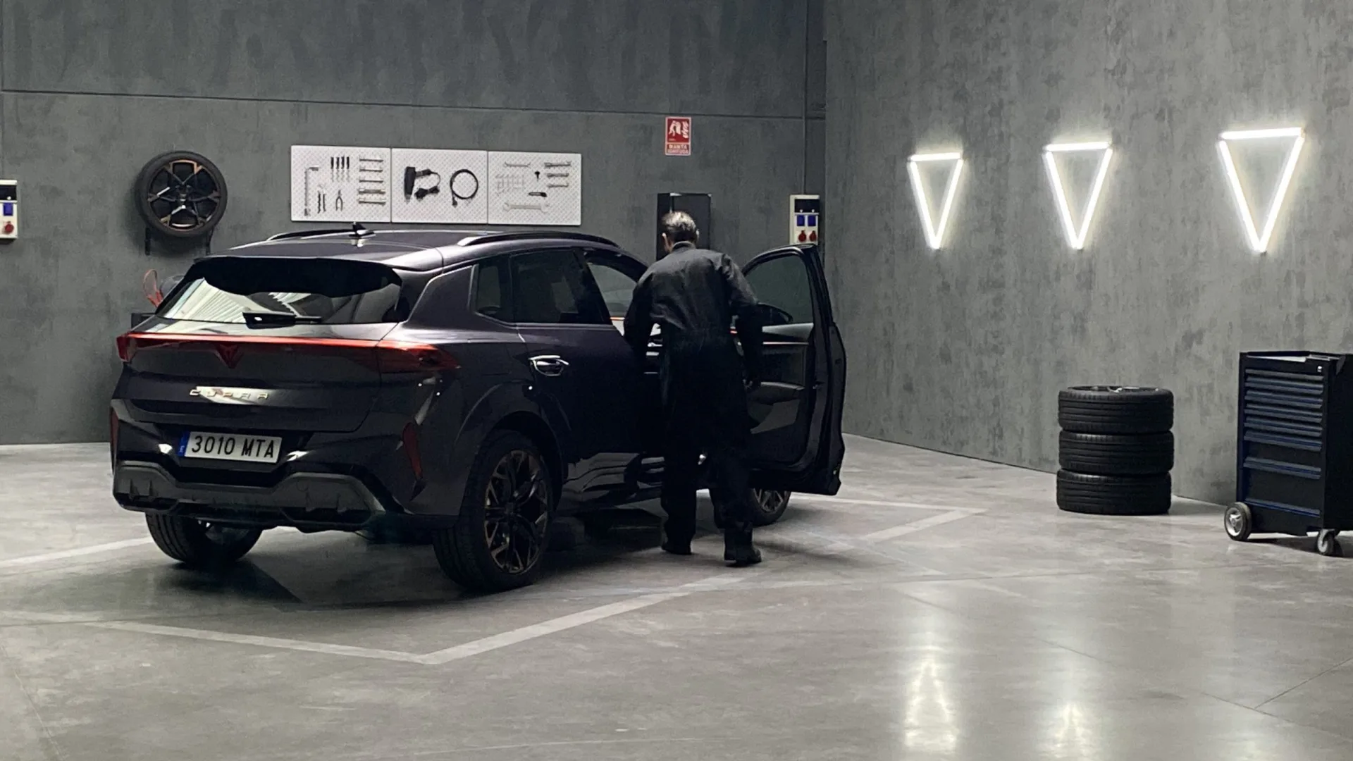 Cupra Connect, behind the scenes: the car in the workshop set