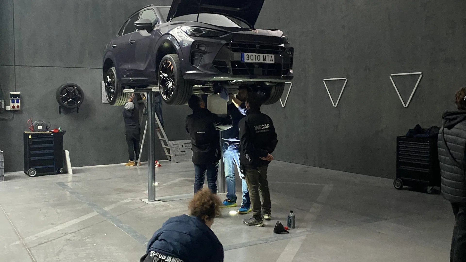 Cupra Connect, behind the scenes: car on a lift in the workshop set