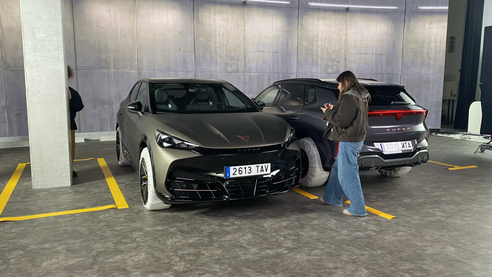 Cupra Connect, behind the scenes: two cars in the parking set