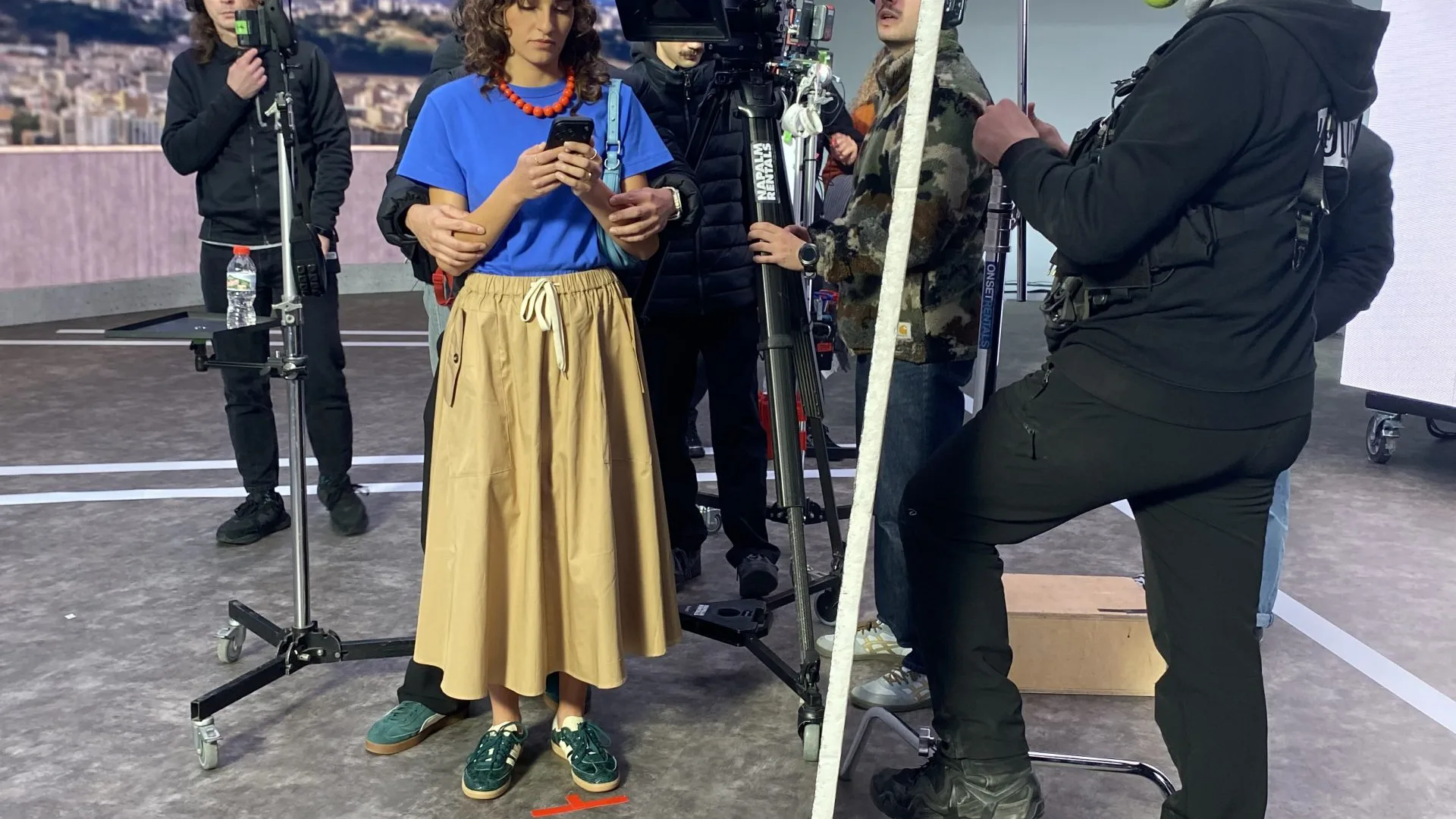 Seat Connect, behind the scenes: shooting in front of the LED screen with a city view