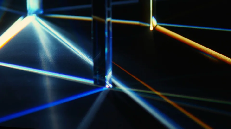 Cupra VZ5, frame: beams of light crossing between prisms