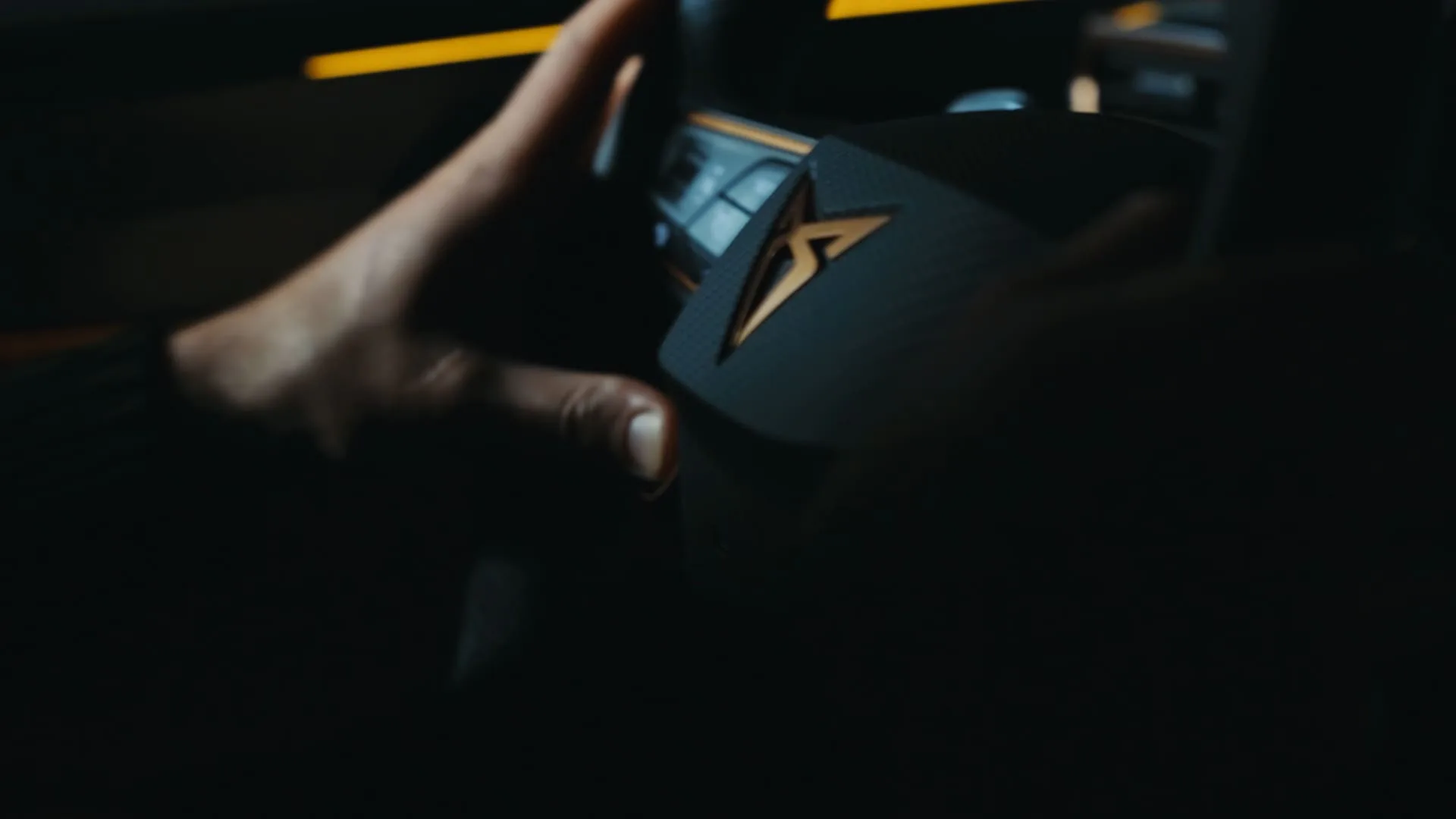 Cupra VZ5, frame: a hand on the steering wheel