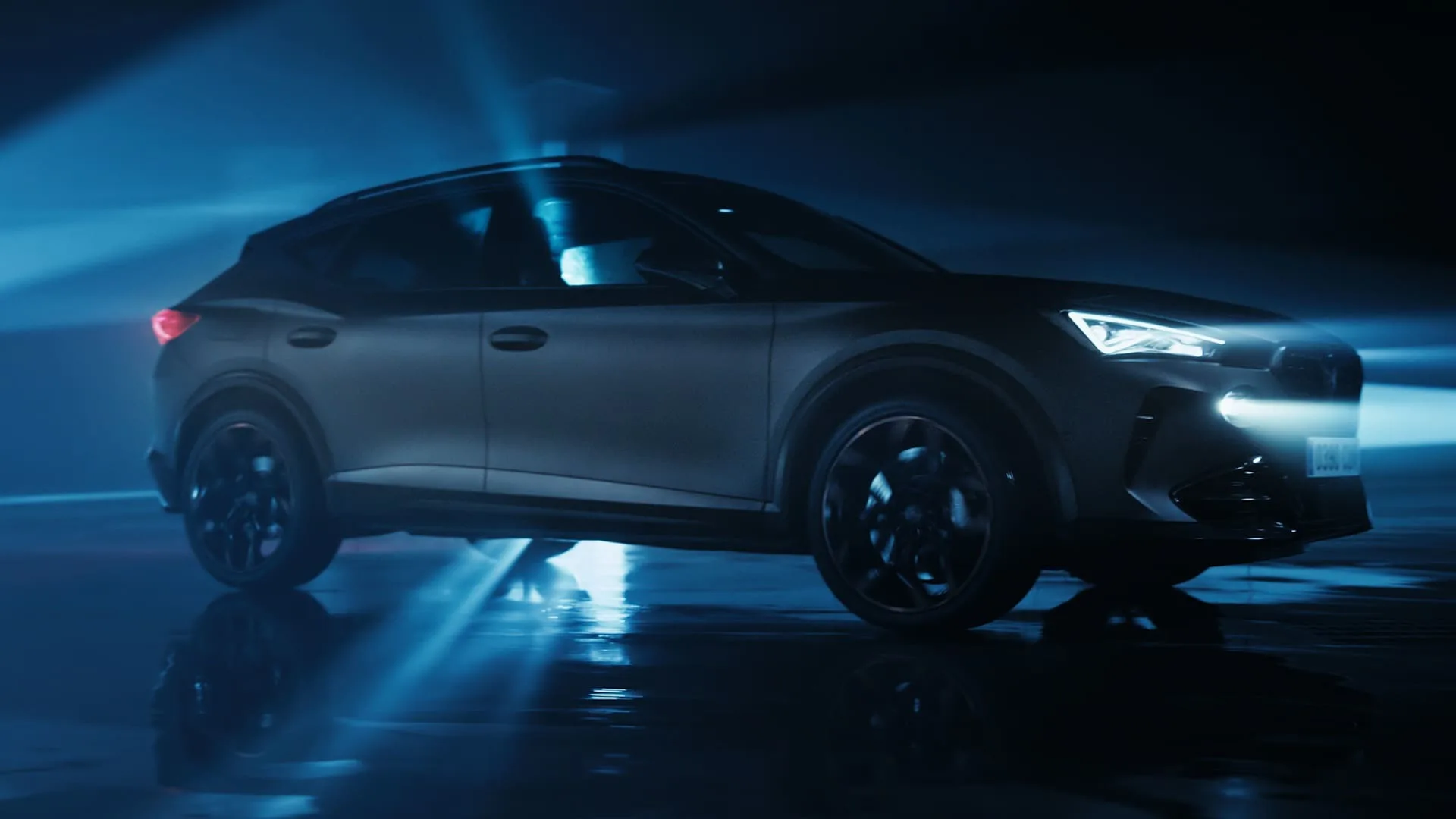 Cupra VZ5, frame: side view of the car in blue light