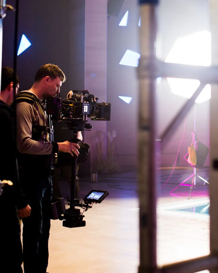 Behind the scenes of a commercial by Ene Fariña: a Steadicam operator on a lit studio set