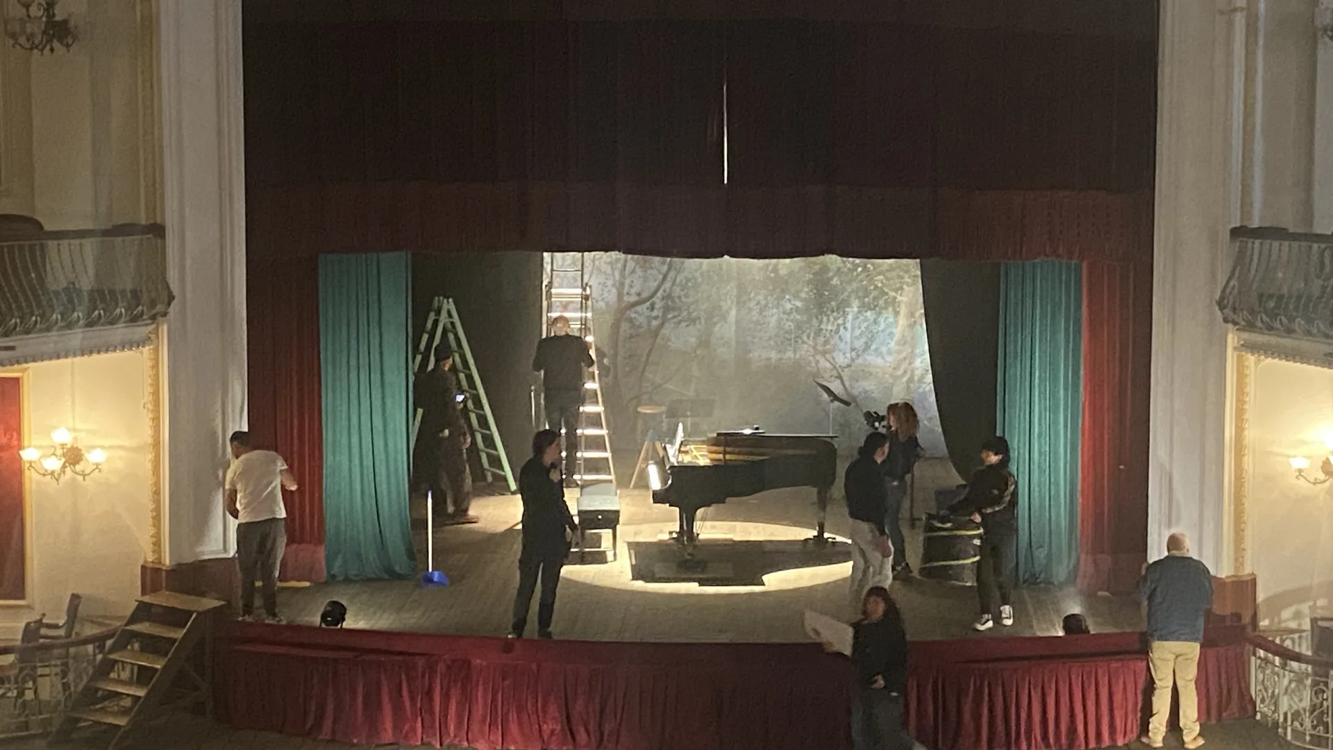 Rodaje para la Fundación Josep Carreras: el equipo prepara el escenario de un teatro con un piano de cola