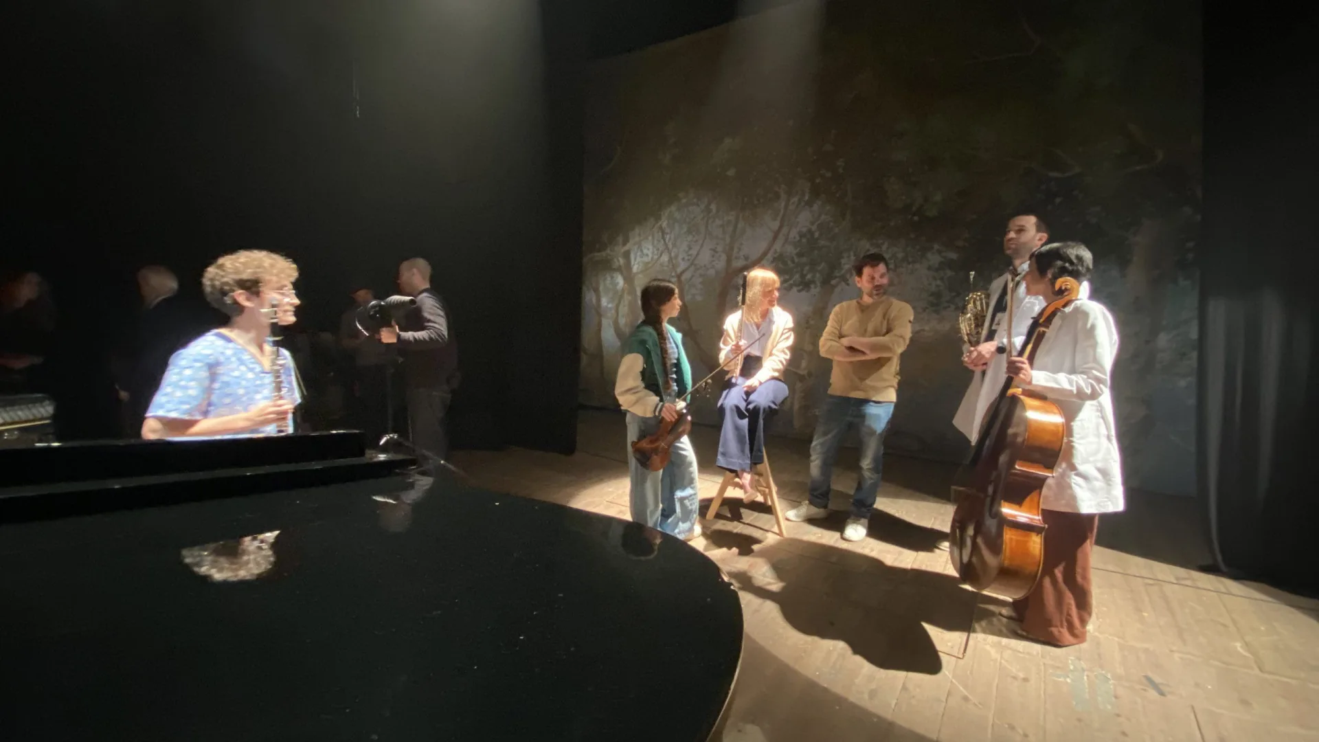 Rodaje de Imparables para la Fundación Josep Carreras: músicos con sus instrumentos en el escenario del teatro
