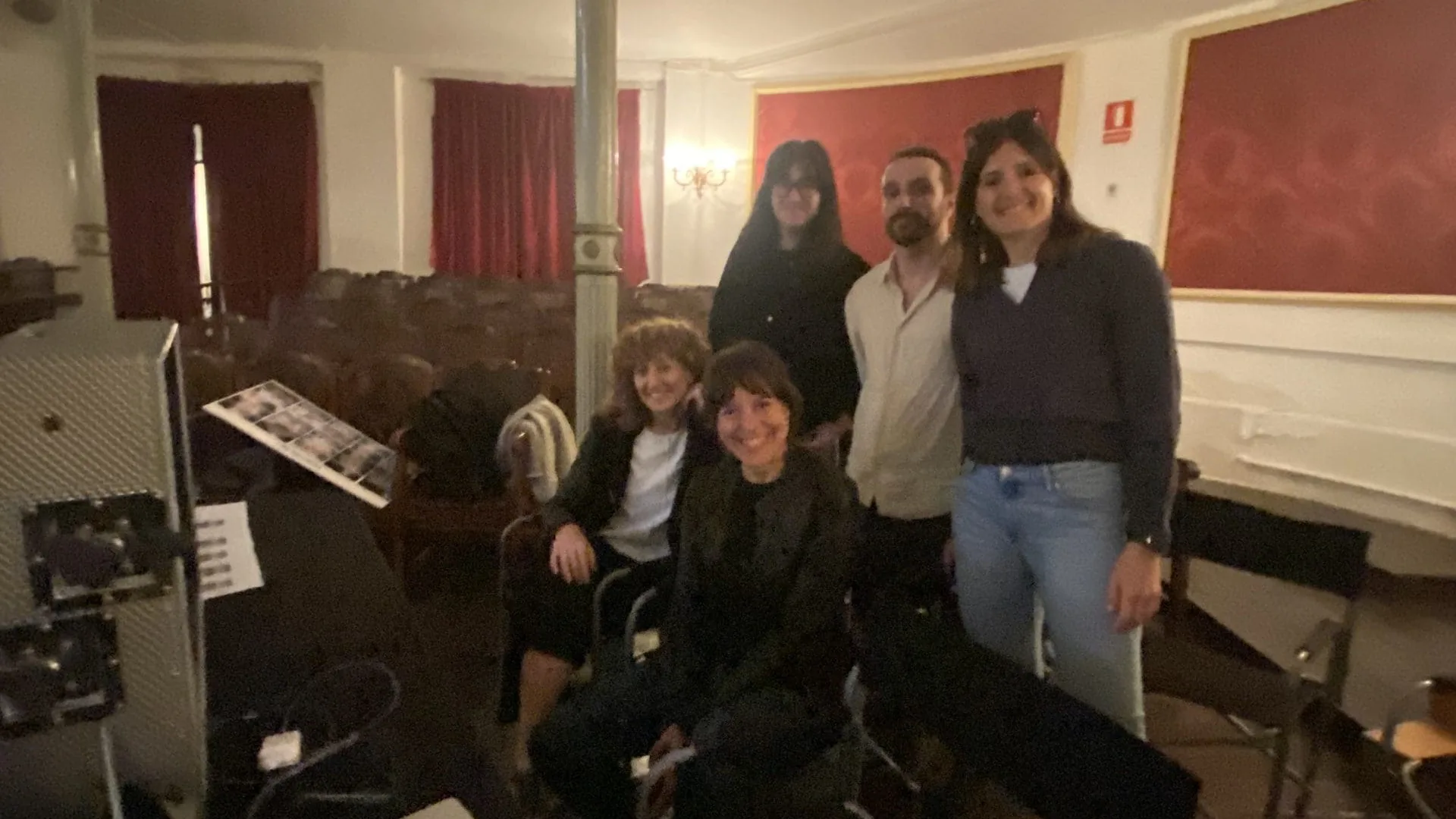 Rodaje para la Fundación Josep Carreras: parte del equipo posa en el patio de butacas del teatro