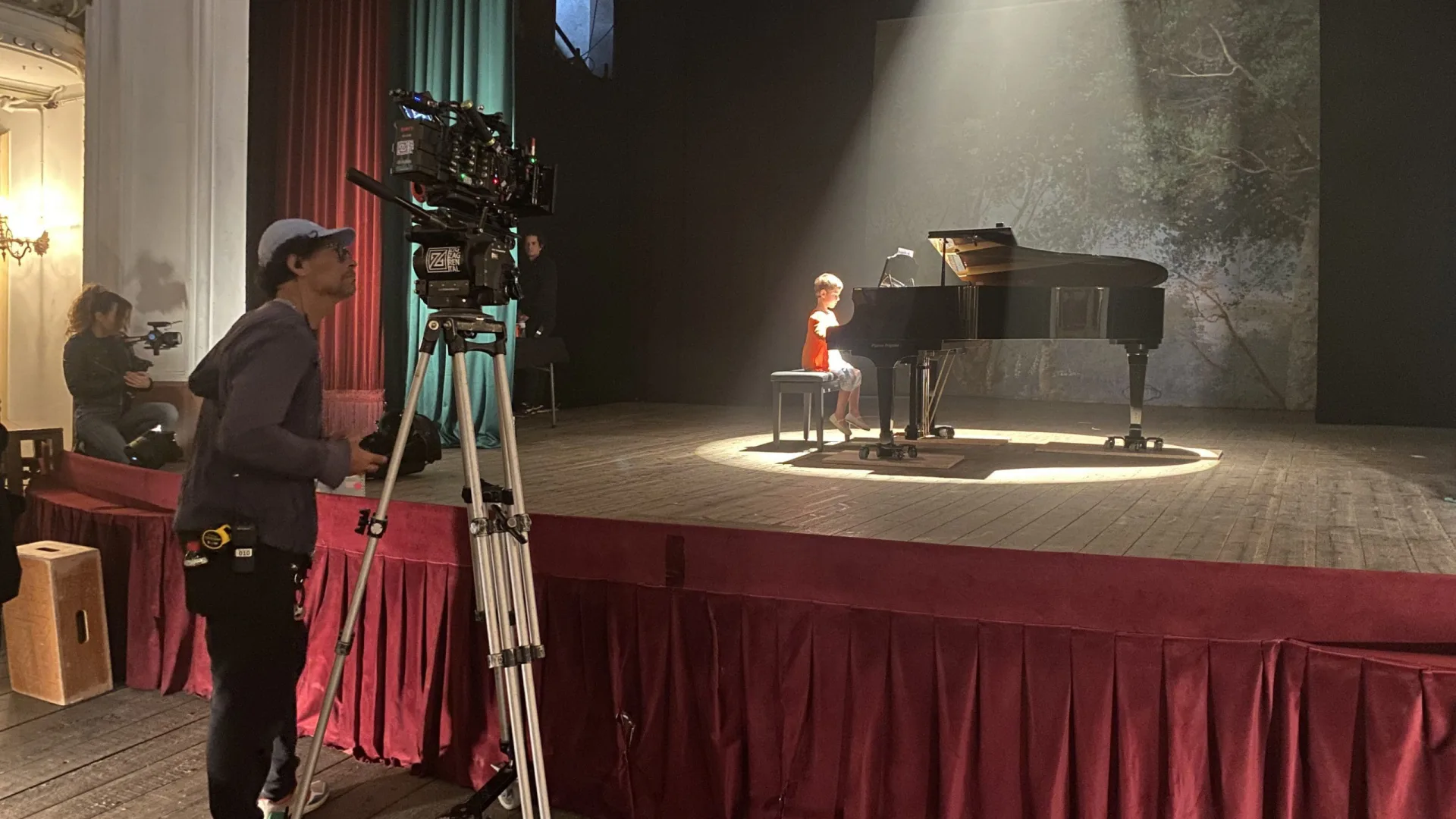 Rodaje de Imparables para la Fundación Josep Carreras: la cámara filma a un niño al piano en el escenario