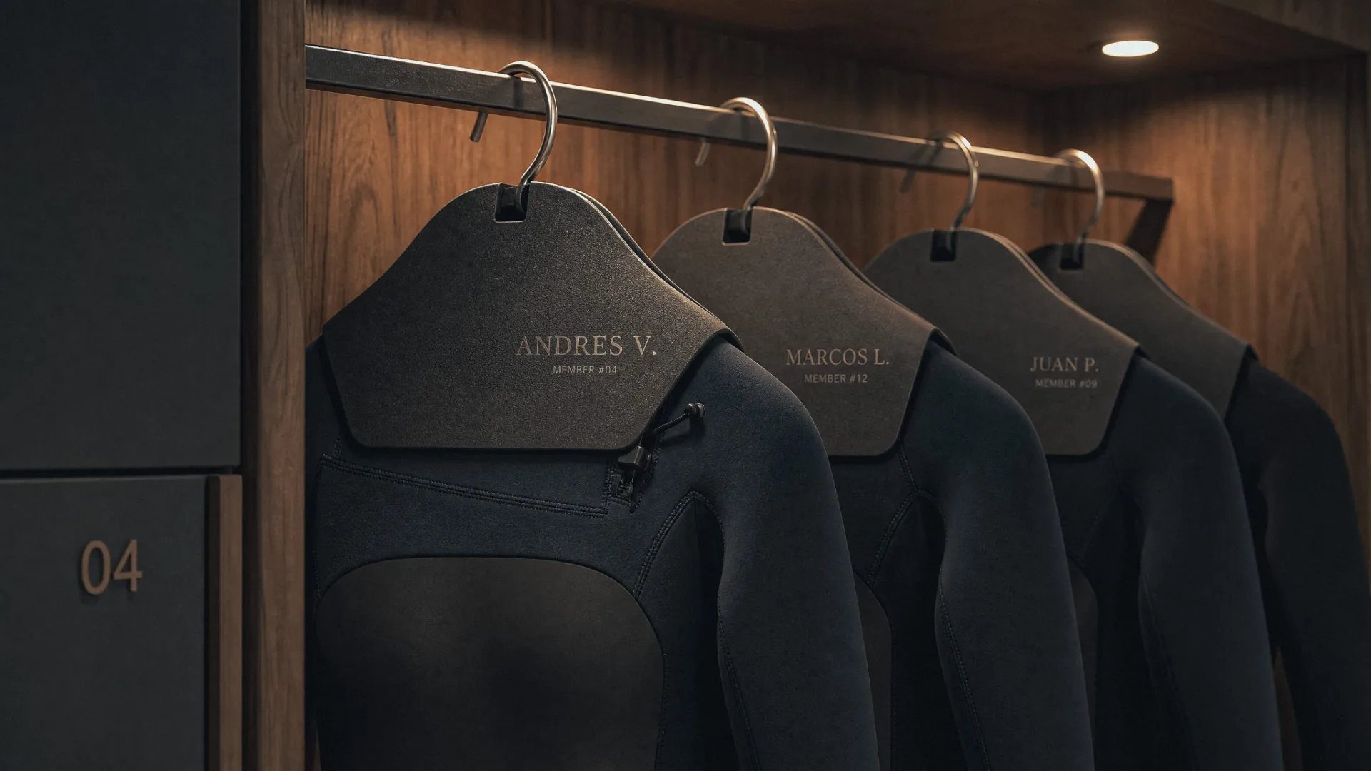 Gemswell Society, película con IA: neoprenos de socios en perchas con su nombre en el vestuario
