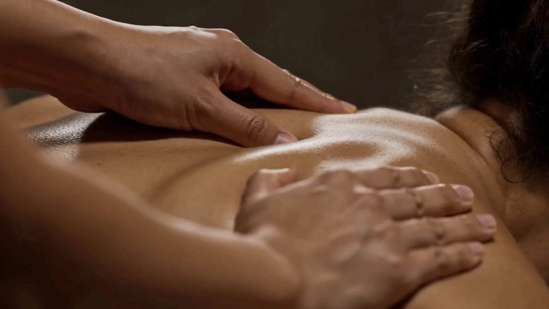 Gemswell Society, película con IA: masaje de espalda en el spa del club