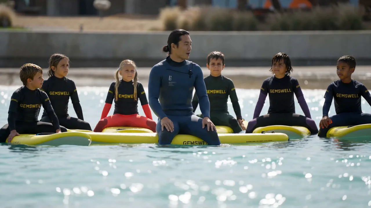 Gemswell Society, película con IA: monitor de surf con niños con neoprenos de la marca