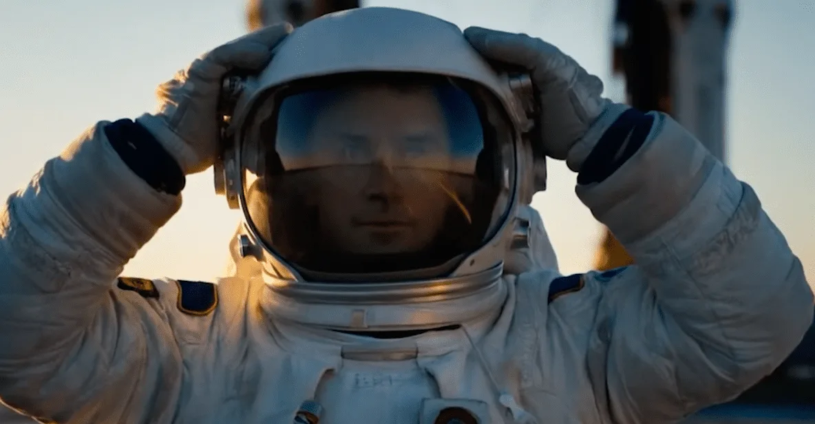 I drink my passion, fotograma generado con IA: astronauta ajustándose el casco