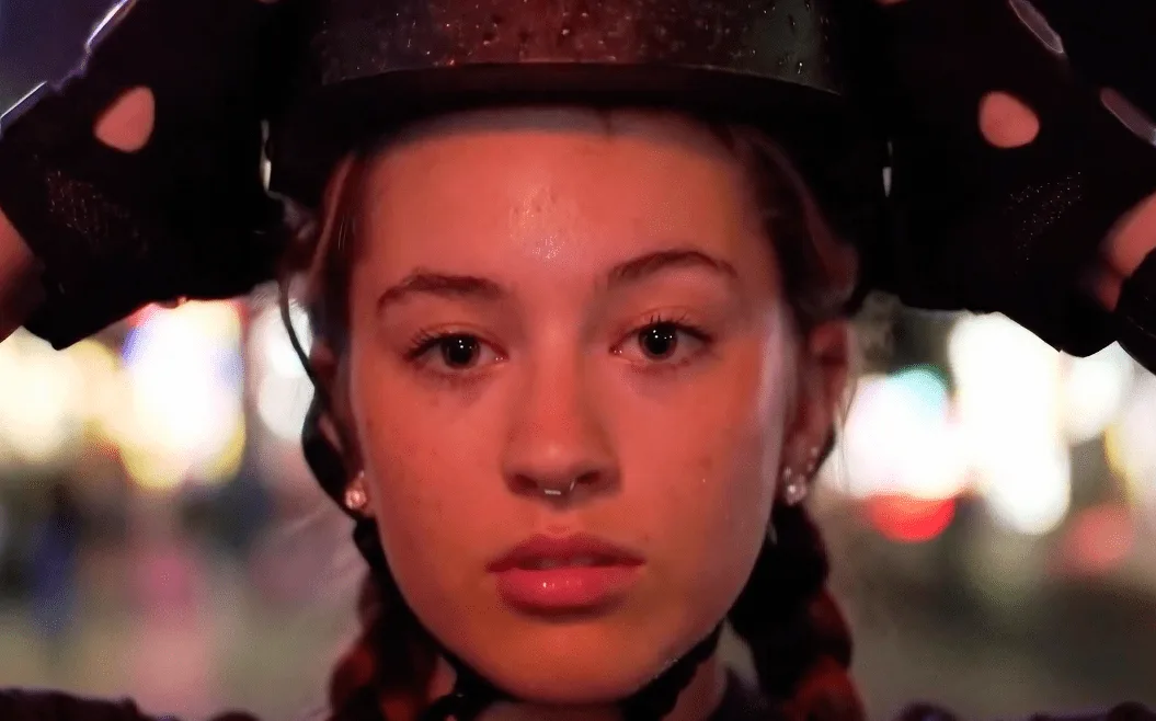 I drink my passion, fotograma generado con IA: joven con casco de noche