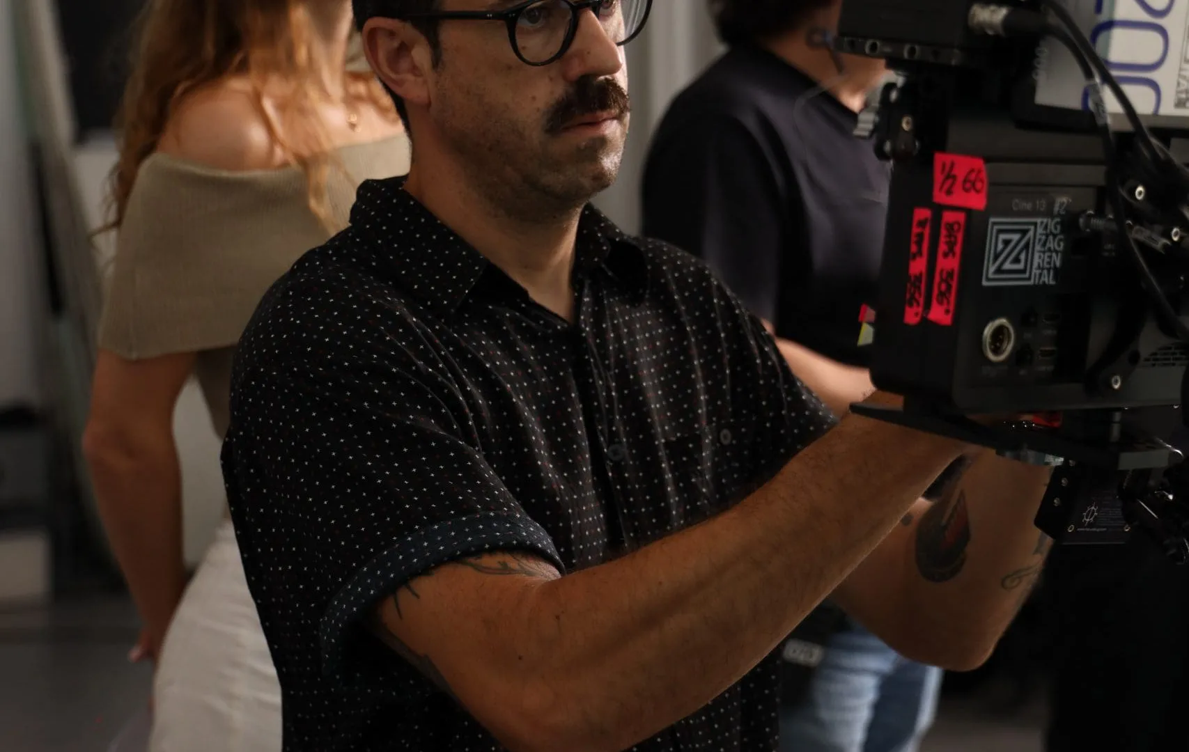 Rodaje de ISDIN Acniben: operador con gafas encuadrando un plano con una cámara de cine